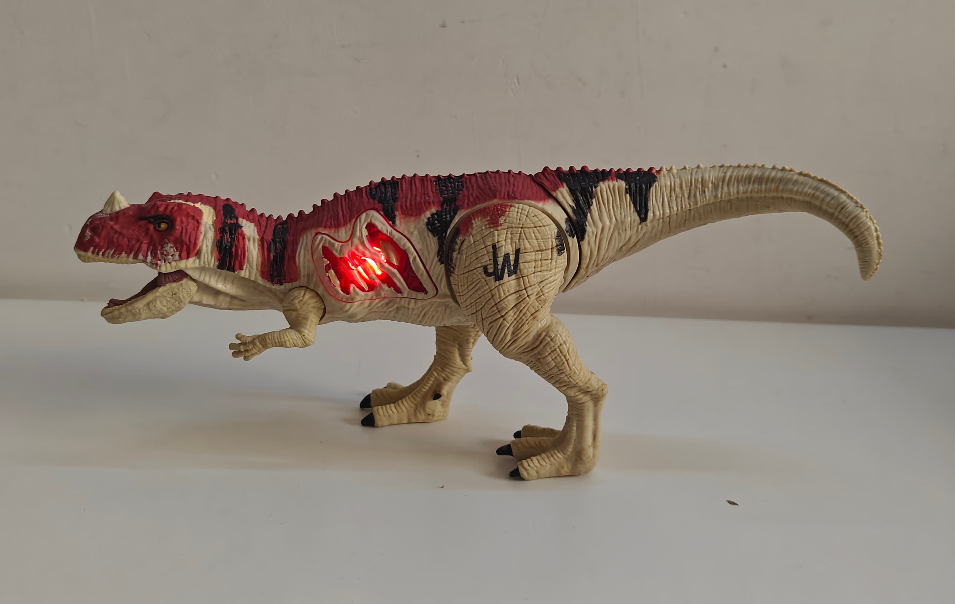2015 Jurassic World Growler Ceratosaur Dinosaur 23cm by 10cm