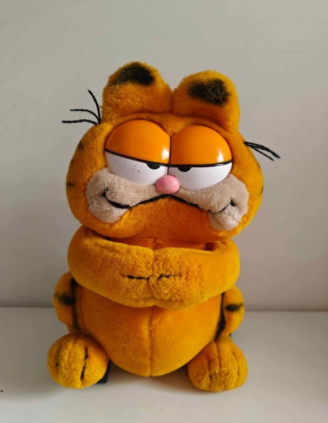 Vintage Garfield Hugging Sitting 12" Dakin 1981 Plush Stuffed Animal Toy