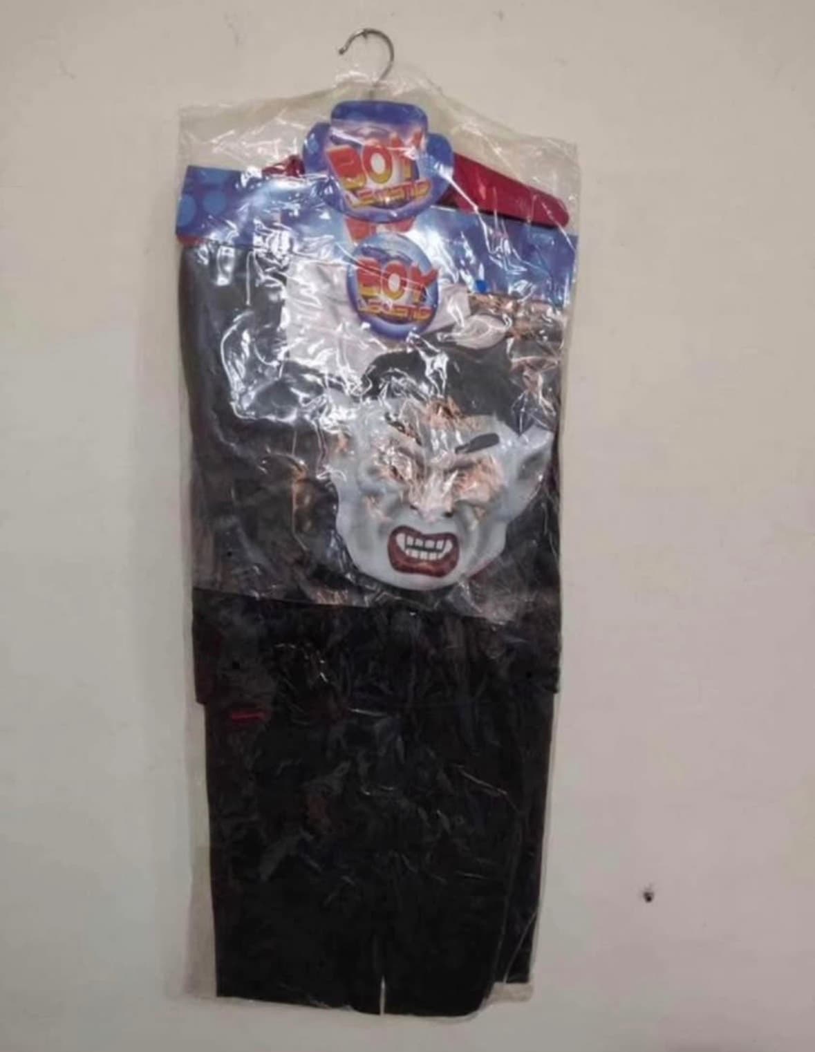 Carnival / Halloween Dracula Costume with Mask - 3 to 4 years - Brand New with Tags