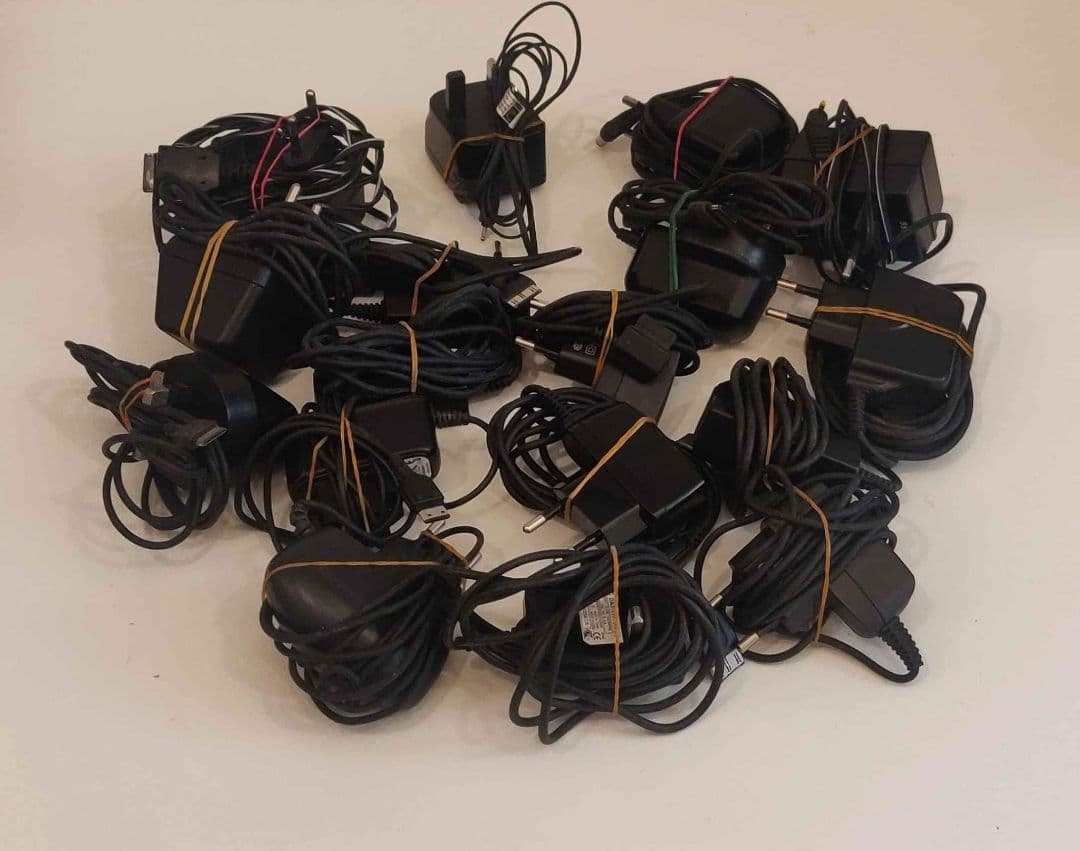 Lot of 16 Old Mobiles Chargers for Siemens, Samsung, Sagem, etc